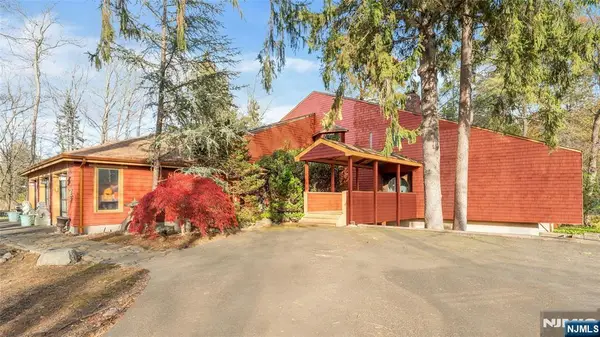 262 W Saddle River Road, Upper Saddle River, NJ 07458
