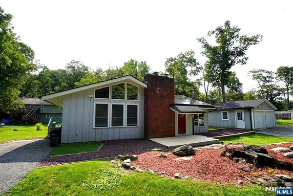 5 Woodlawn Drive, Andover Twsp, NJ 07821