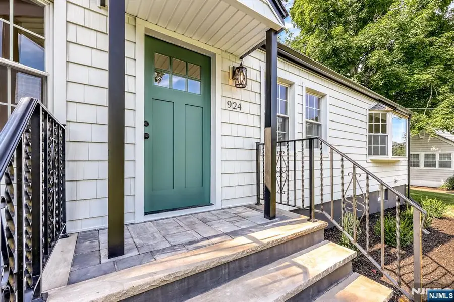 924 Franklin Avenue, Franklin Lakes, NJ 07417 - #2