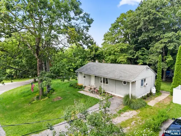 1 Ridgeview Court, Vernon, NJ 07422
