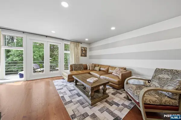 31 Grand Cove Way E31, Edgewater, NJ 07020
