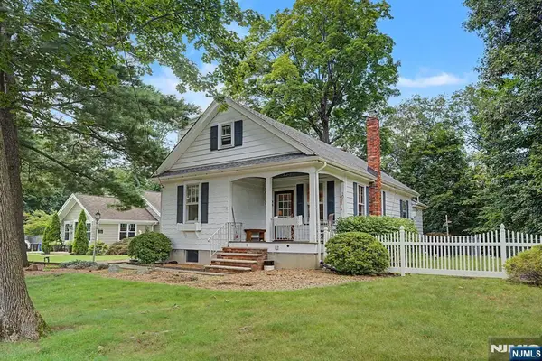 41 Poplar Street, Oakland, NJ 07436