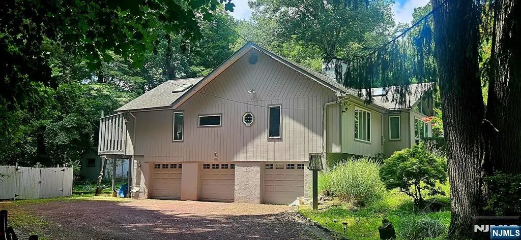 20 Parker Place, Saddle River, NJ 07458 - #1
