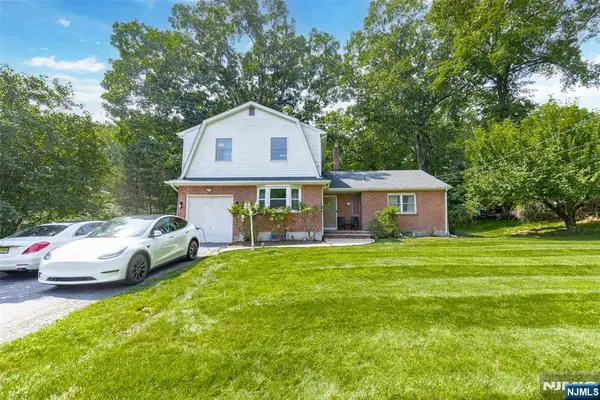34 Andrew Avenue, Oakland, NJ 07436