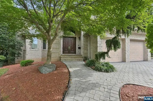 17 W Bayview Avenue, Englewood Cliffs, NJ 07632