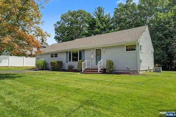 5 Holyoke Drive, Oakland, NJ 07436