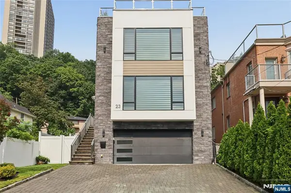 23 Lasher Lane, Edgewater, NJ 07020