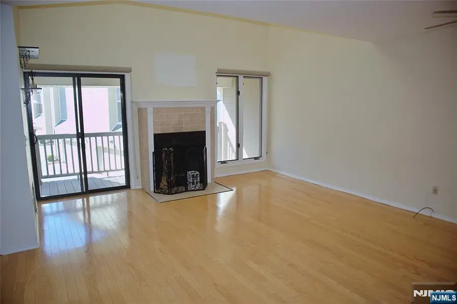 910 River Renaissance C10, East Rutherford, NJ 07073 - #2