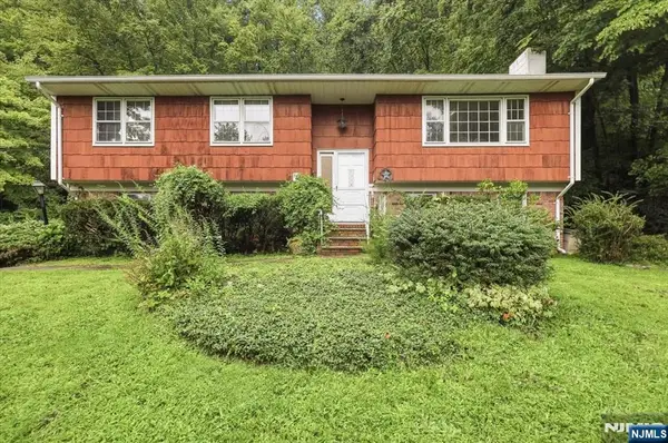24 Hickory Road, Ringwood, NJ 07456