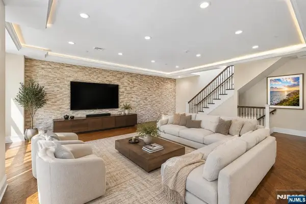 20 Marquis Court, Edgewater, NJ 07020