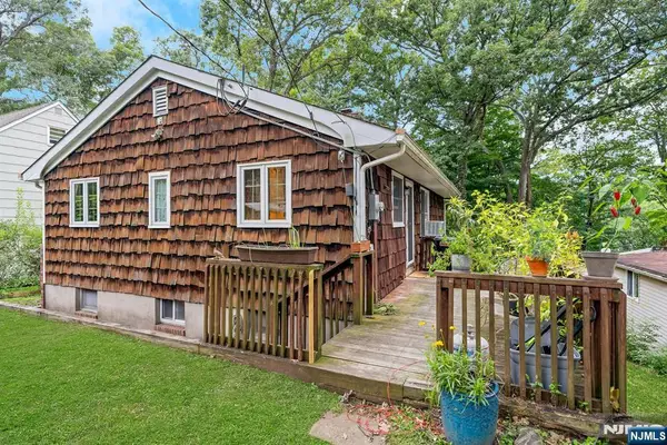 15 Hillside Road, Ringwood, NJ 07456