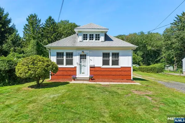 327 E Saint Cloud Avenue, West Orange, NJ 07052