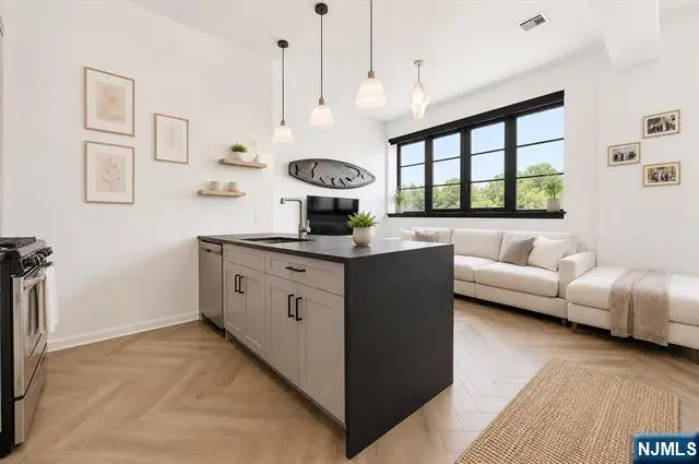 142 Charles Street 403, Jersey City, NJ 07307 - #1
