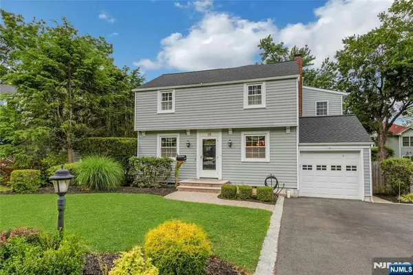 15 Colonial Road, Tenafly, NJ 07670