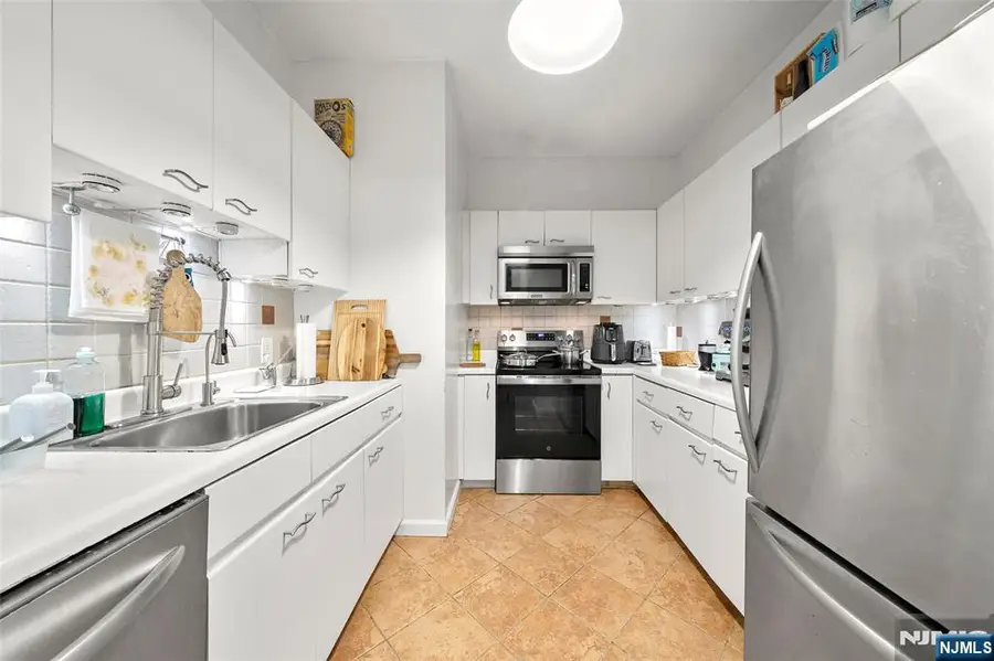 100 Grand Cove Way 5H, Edgewater, NJ 07020 - #3