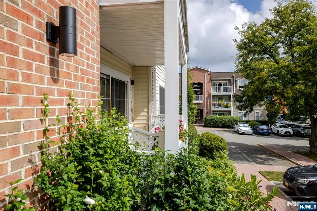 400 Crown Court 571, Edgewater, NJ 07020 - #1