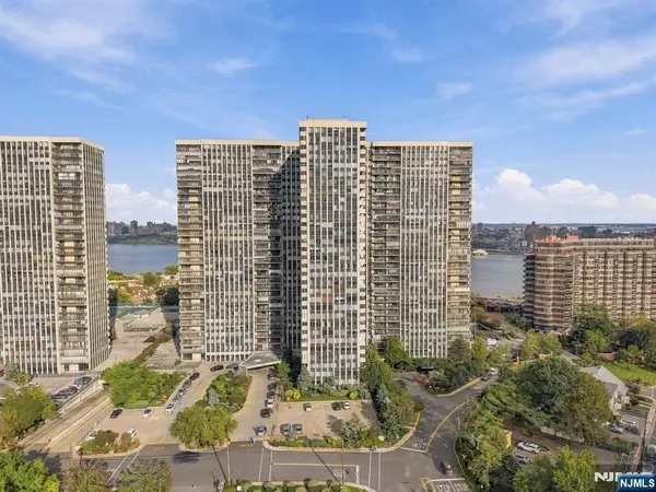 200 Winston Drive L14, Cliffside Park, NJ 07010