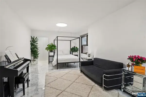 401 Park 2D, Fort Lee, NJ 07024