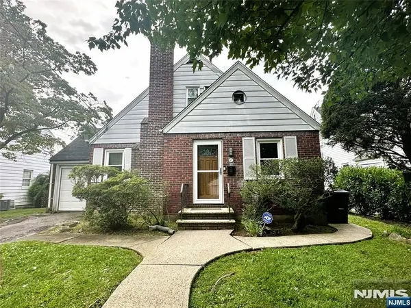 40 Golf Court, Teaneck, NJ 07666