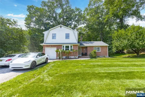 34 Andrew Avenue, Oakland, NJ 07436