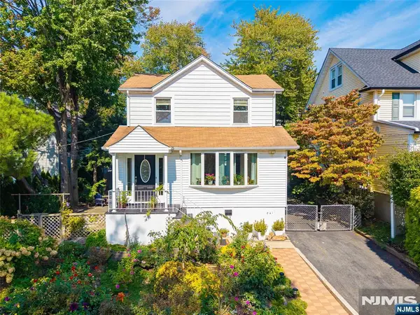 241 Roosevelt Street, Teaneck, NJ 07666