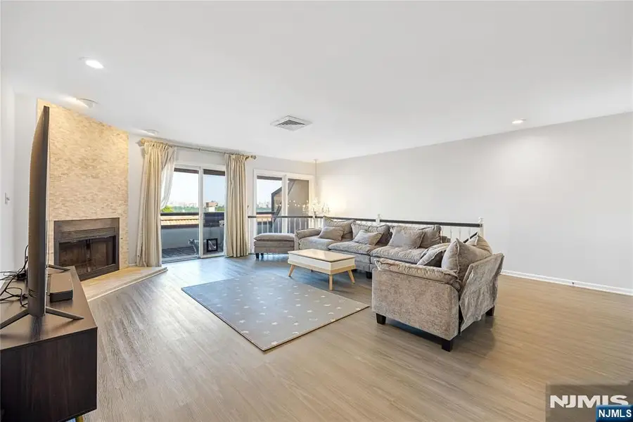 300 Gorge 8, Cliffside Park, NJ 07010 - #3