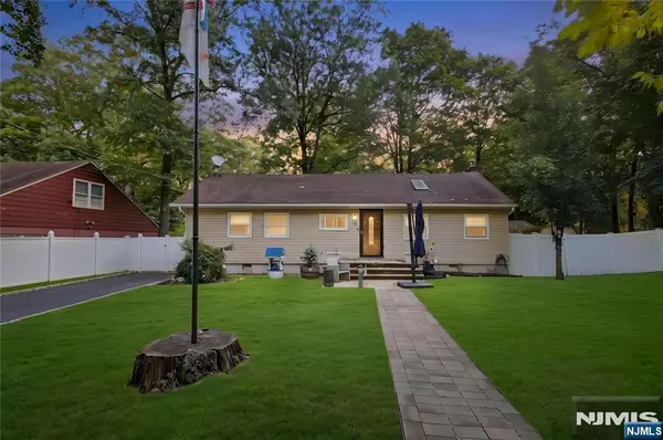 37 Maxim Drive, Hopatcong, NJ 07843