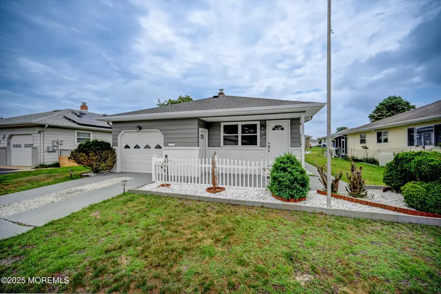 426 Saint Thomas Drive, Toms River, NJ 08757 - Image #2