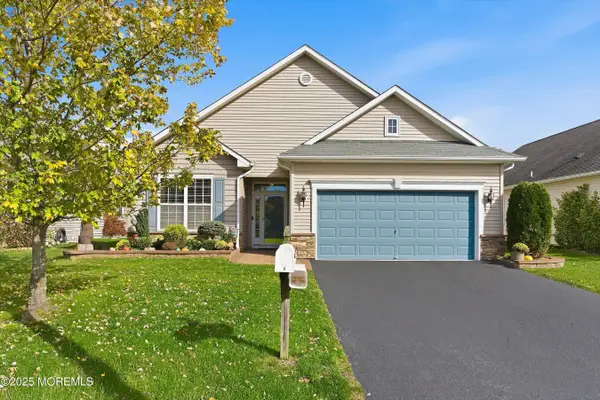 9 Eagle Ridge Circle, Lakewood, NJ 08701