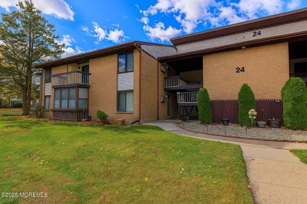 24 Meadow Green Circle #A, Manalapan, NJ 07726