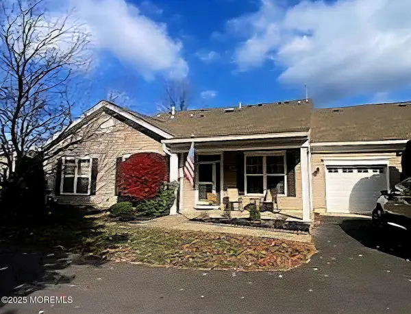 18 Autumntide Drive, Lakewood, NJ 08701
