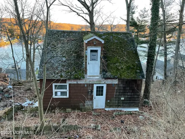 34 Iowa Avenue, Lake Hopatcong, NJ 07849