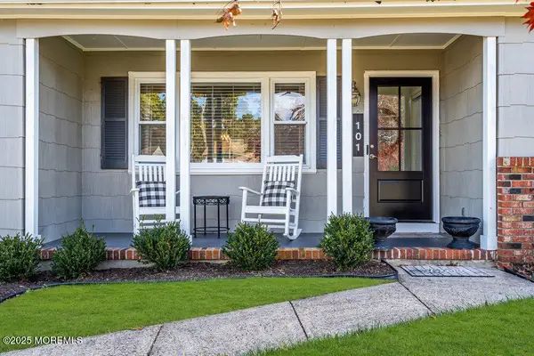 101 Edgewater Court, Toms River, NJ 08757