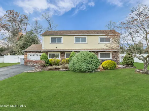 31 Winthrop Drive, Manalapan, NJ 07726