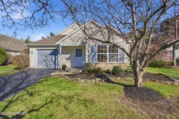 11 Schoolhouse Lane, Lakewood, NJ 08701