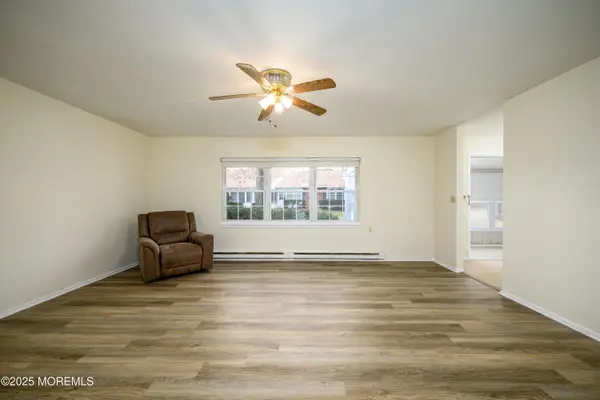 933B Thornhill Court, Lakewood, NJ 08701