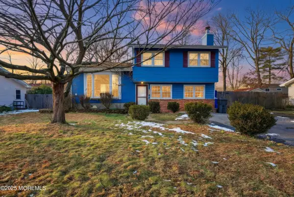 19 Oak Ridge Parkway, Toms River, NJ 08755