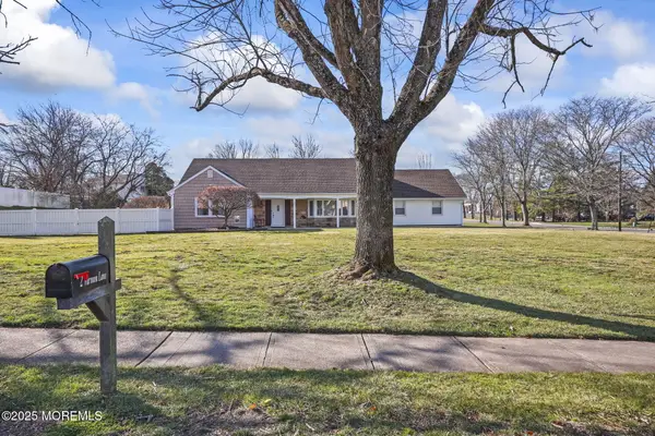 2 Varnum Lane, Manalapan, NJ 07726