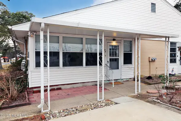 5 Valley Stream Drive #B, Whiting, NJ 08759