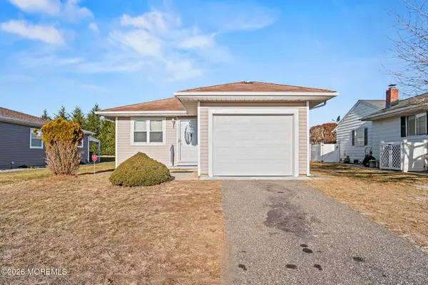 40 Pirogue Street, Toms River, NJ 08757