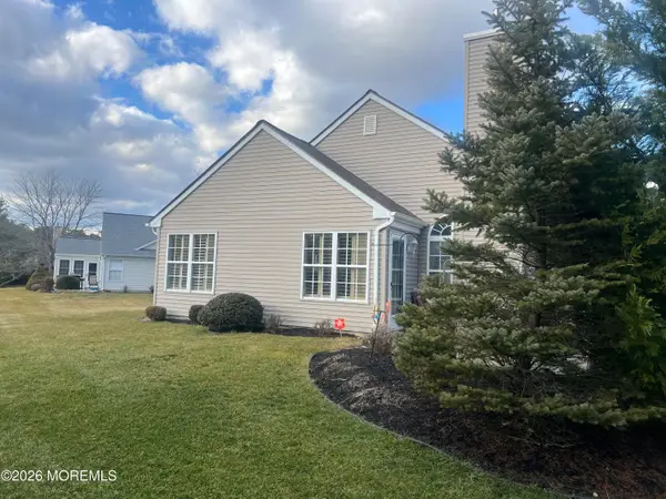 8 Skyline Drive, Lakewood, NJ 08701