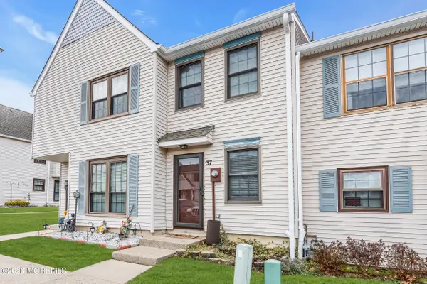 37 Queens Way, Englishtown, NJ 07726