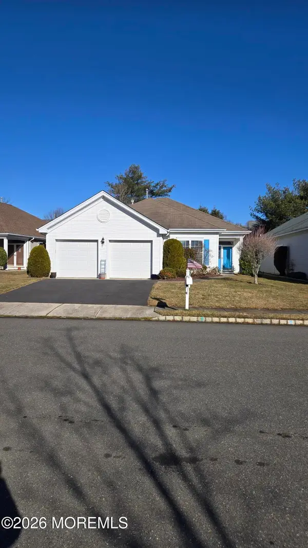 33 Greenways Lane, Lakewood, NJ 08701