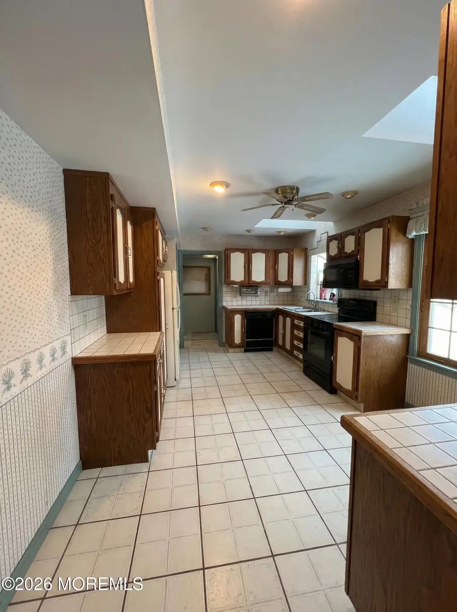 28 Fayette Lane, Aberdeen, NJ 07747 - Image #2