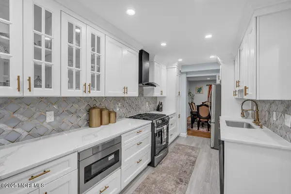 28 Hawthorn Drive, Edison, NJ 08820