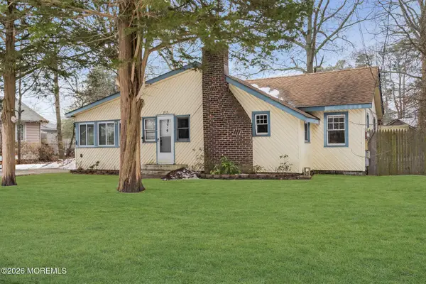 212 Swan Boulevard, Toms River, NJ 08753