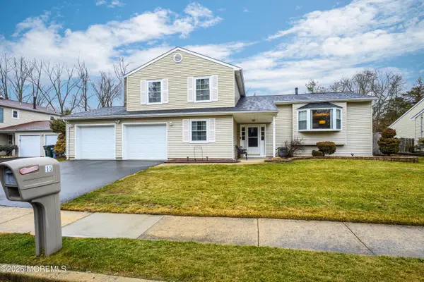 15 Hearth Court, Howell, NJ 07731