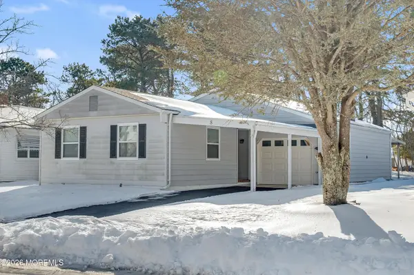 8 Gorginio Drive, Toms River, NJ 08757