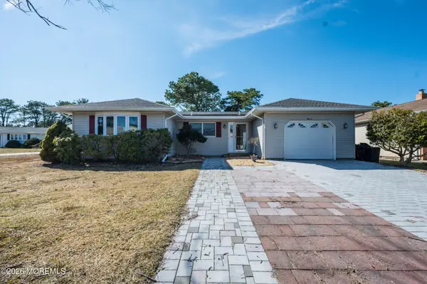 11 Olstins Court, Toms River, NJ 08757