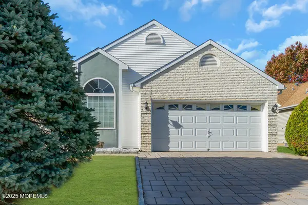 8 Newbury Court, Toms River, NJ 08753